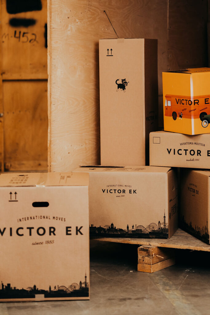 Kansainväliseen muuttoverkostoon kuuluvna Victor Ekin laatikostoja varastossa valmiina ulkomaanmuuttoihin Harmony Relocation Networkin ja FIDI FAIM -sertifikaatin mukaisella laadulla.