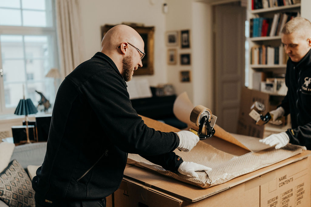 Customer ordering a home moving service from Victor Ek online