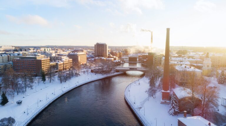 Victor Ek muuttopalvelu Tampereella – näkymä Tammerkoskelle ja keskustaan talvimaisemassaVictor Ek muuttopalvelu Tampereella – näkymä Tammerkoskelle ja keskustaan talvimaisemassa.