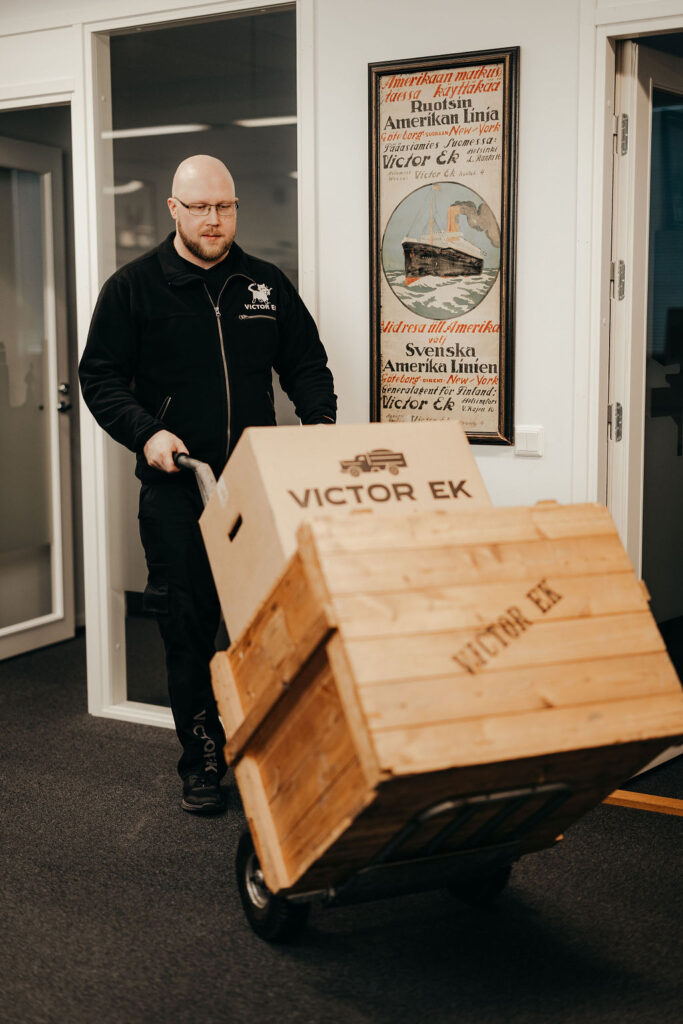 Victor Ek flyttfirmas anställda transporterar flyttlådor – flyttfirma i Finland sedan 1885.