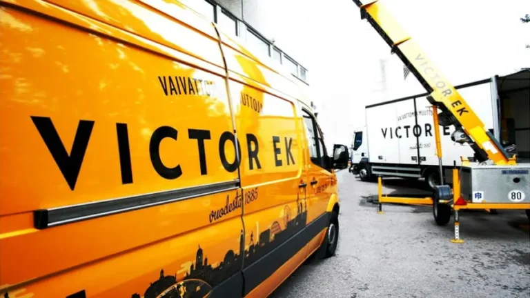 Victor Ek pakettiauto ja muuttoautot pihalla – muuttopalvelut Suomessa.
