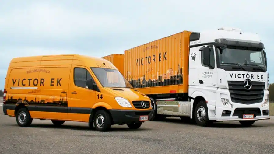 Victor Ek -muuttopalvelun pakettiauto ja rekka parkissa – töihin logistiikan ja muuttojen pariin.